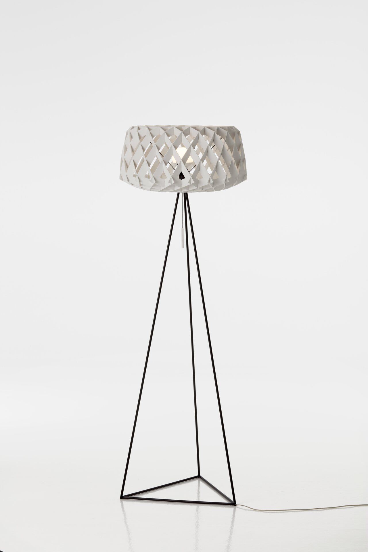 Showroom Finland Pilke 60 tripod floor lamp White