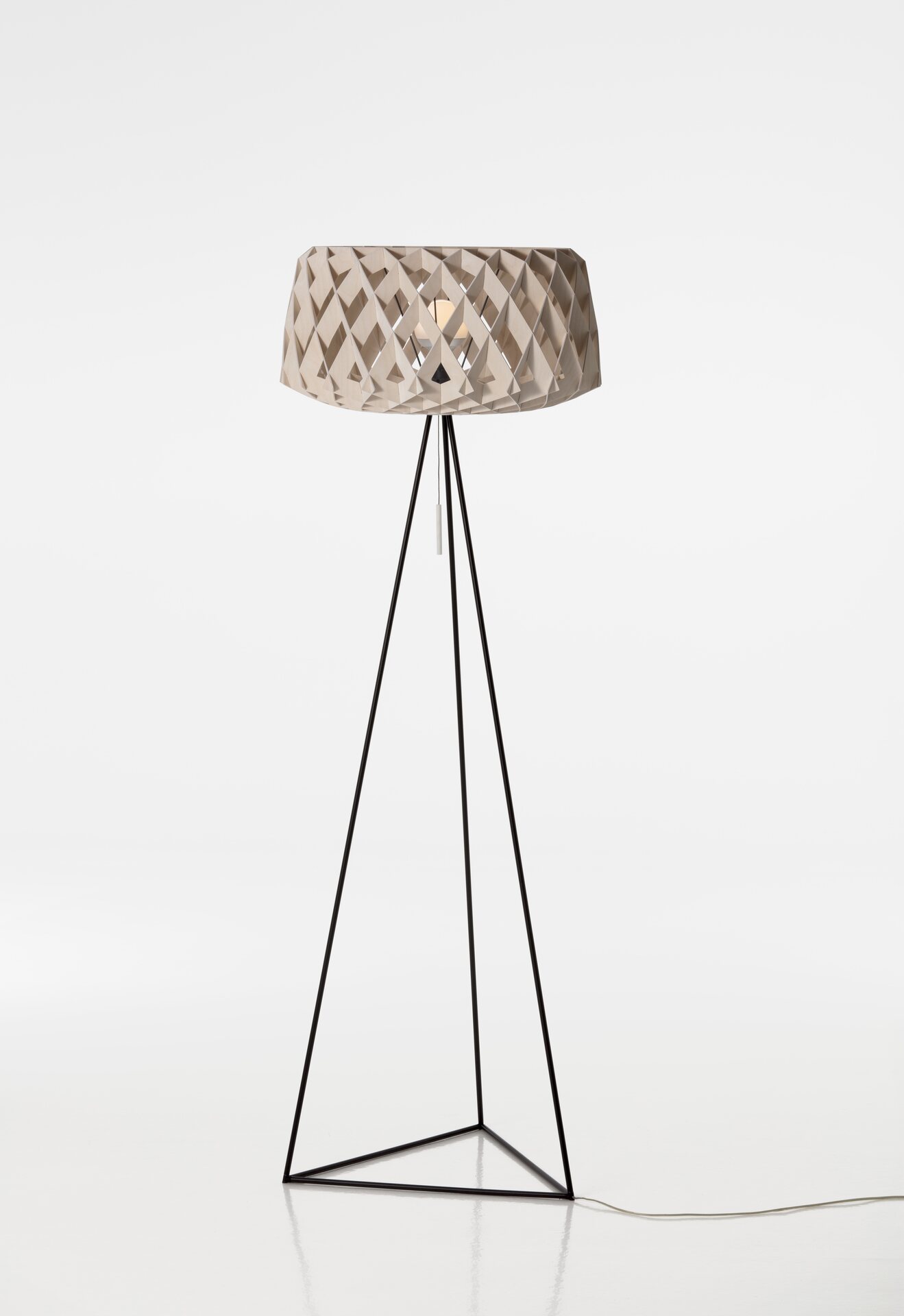 Showroom Finland Pilke 60 tripod floor lamp Natural wood