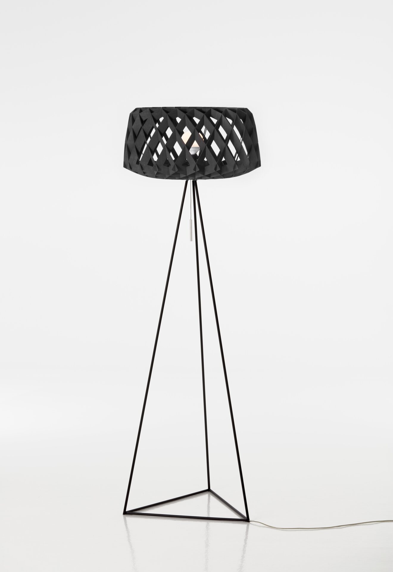 Showroom Finland Pilke 60 tripod floor lamp Black