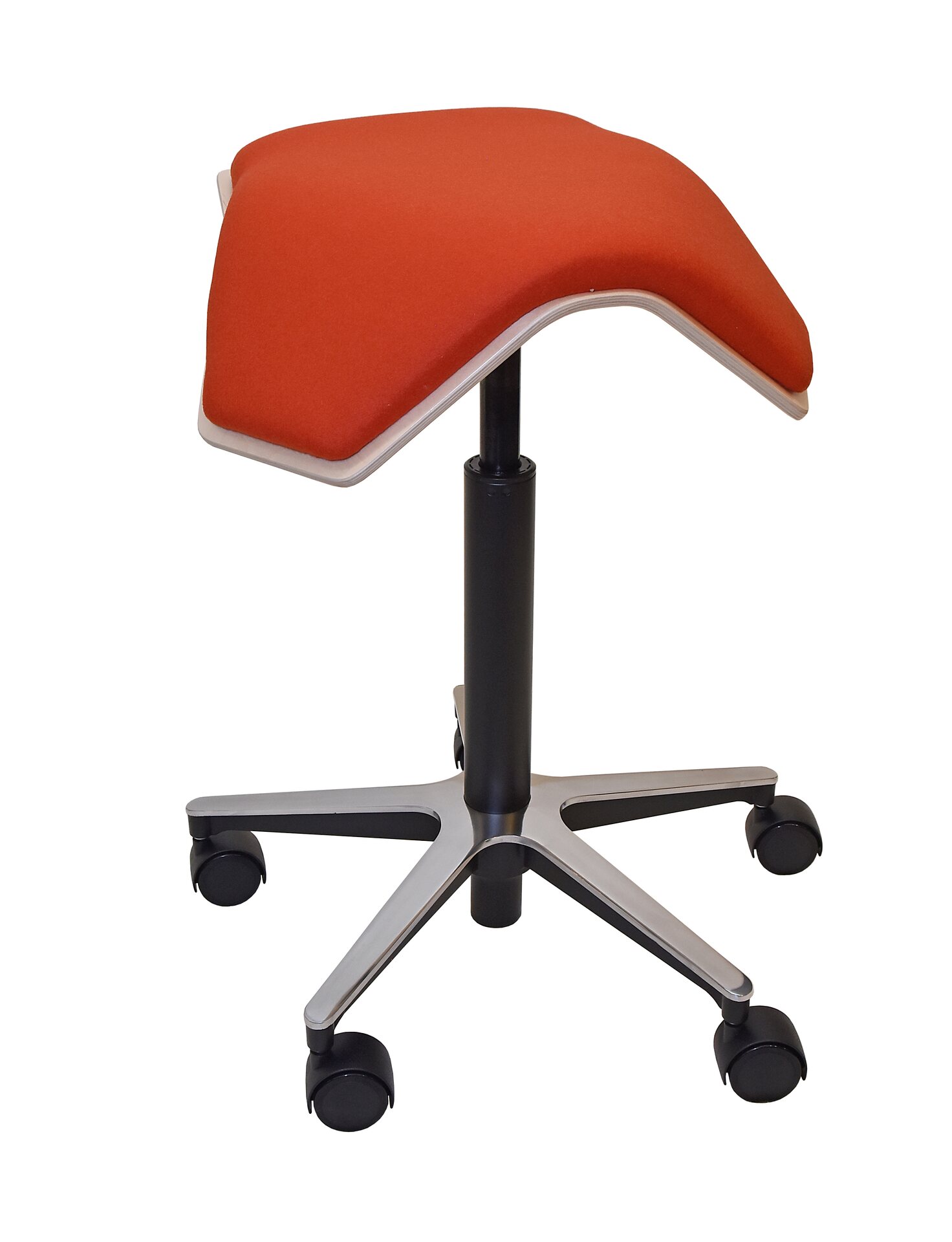 MyKolme design Oy ILOA One -työtuoli erikoiskankaalla Luonnonvärinen koivu / oranssi Blazer-kangas