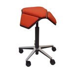 MyKolme design Oy ILOA+-työtuoli erikoiskankaalla Musta saarni / oranssi Blazer-kangas