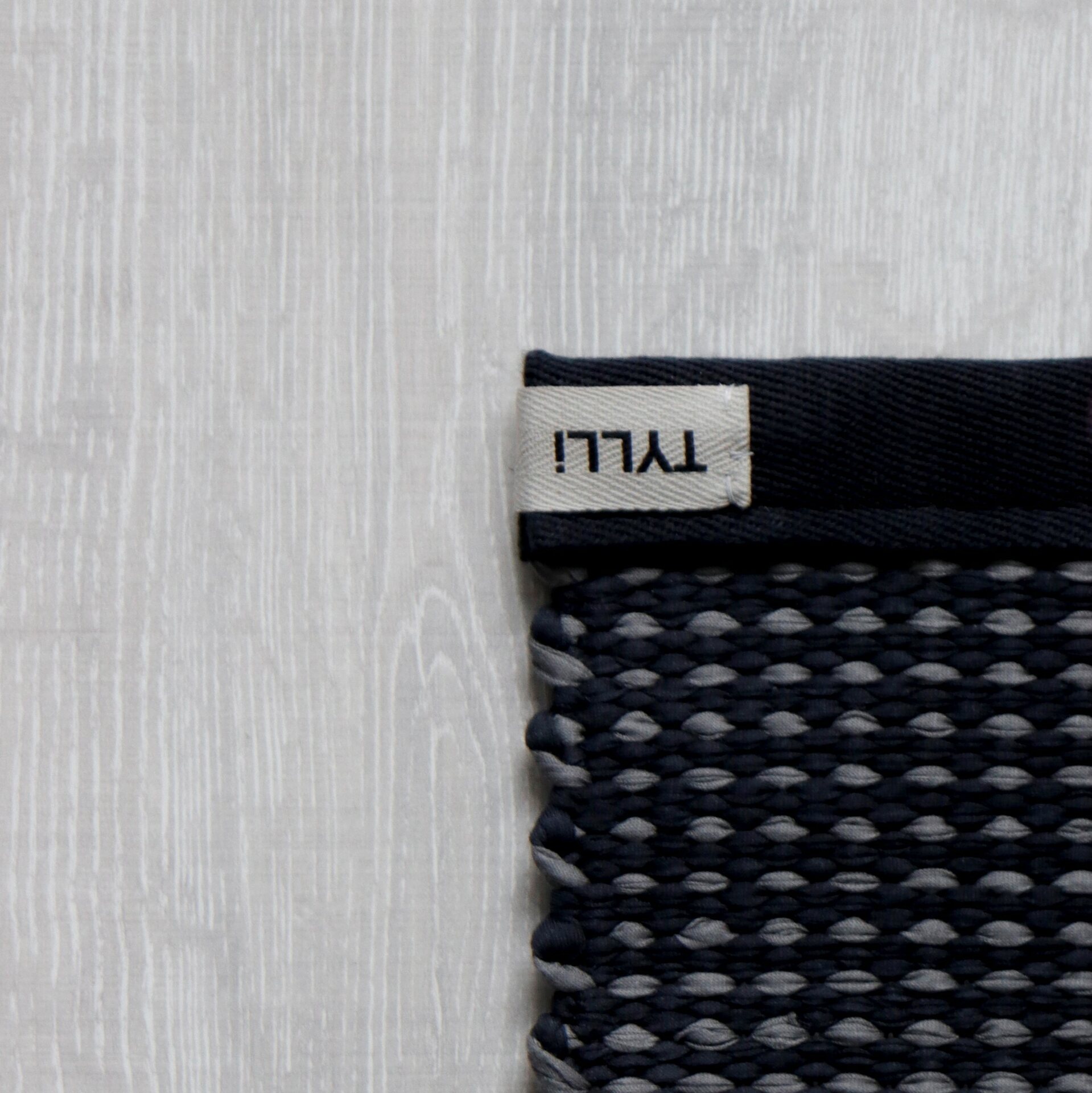 TYLLi Kehrääjä-matto Musta Kantti