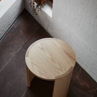 Made By Choice Airisto-stool/Side table, Colore naturale cenere