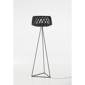Showroom Finland Pilke 60 tripod -lattiavalaisin