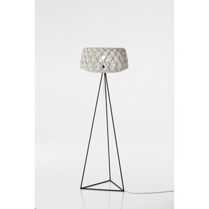 Showroom Finland Pilke 60 tripod -lattiavalaisin