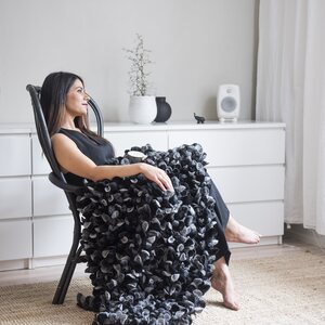 Satu Nisu Design Musta viltti